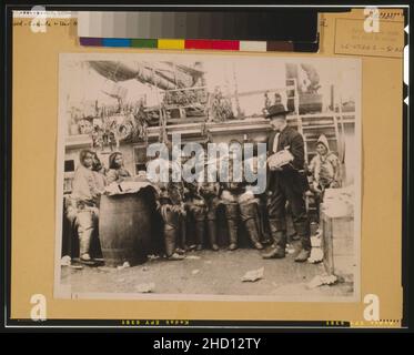 Robert Edwin Peary, full-length Portrait, stehend auf Deck des Schiffes oder Dock, nach links, Verteilen von Geschenken zu den Eskimos, Grönland Stockfoto