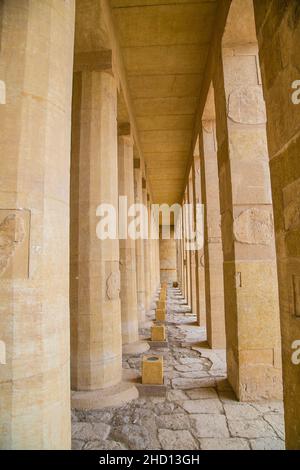 Tempelpilare der Hatschepsut, Luxor. Der Totentempel der Hatschepsut, auch bekannt als Djeser-djeseru, ist ein Totentempel des alten Ägypten Stockfoto