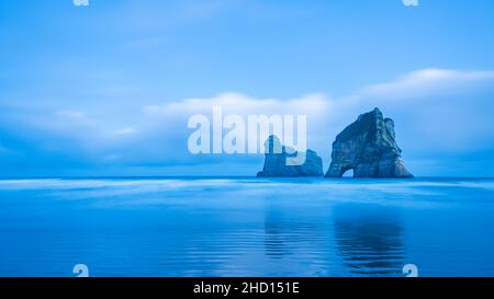 Panoramablick auf Archway Island am Strand von Whararariki im Morgengrauen, Südinsel, Neuseeland. Stockfoto