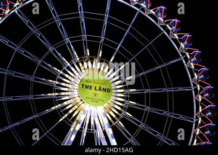 Stuttgart, 31. Dezember 2021: Riesenrad mit beleuchteten Gondeln isoliert auf schwarzem Hintergrund. Teil einer Attraktion. Die beste Aussicht (The lä Stockfoto