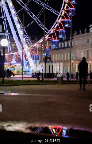 Stuttgart, 31. Dezember 2021: Teil eines Riesenrads bei Nacht mit beleuchteten Gondeln vor dem Schlossplatz. Attraktion in New Yea Stockfoto