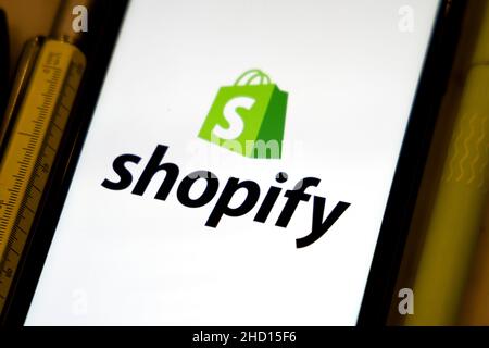 Shopify E-Commerce-Business-Plattform, Shopify Anwendung auf Smartphone, Online-E-Commerce-Website macht Software, Digital Business wachsende Plattform Stockfoto