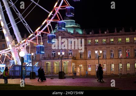 Stuttgart, 31. Dezember 2021: Riesenrad bei Nacht mit beleuchteten Gondeln vor dem Schlossplatz. Attraktion zu Neujahr besucht Stockfoto