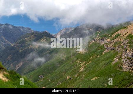 MADEIRA, PORTUGAL - 23. AUGUST 2021: Dies ist ein Blick auf die Ozeanküste der Insel vom himmelhohen Bergrücken der Berge. Stockfoto