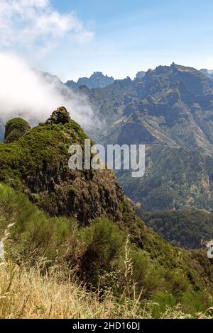 MADEIRA, PORTUGAL - 23. AUGUST 2021: Dies ist ein Blick auf die Spitze der Bica da Cana von der Höhe der Wolken. Stockfoto