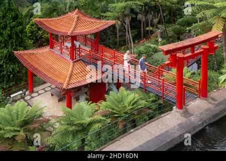 FUNCHAL, PORTUGAL - 24. AUGUST 2021: Nicht identifizierte Menschen flanieren an den Toren und Pavillons des Süd-Orientalischen Gartens im Monte Tropical Park. Stockfoto