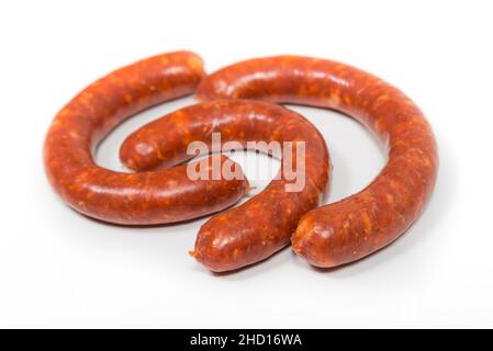 Drei rote Chorizo-Rohwürste auf weißem Hintergrund Stockfoto