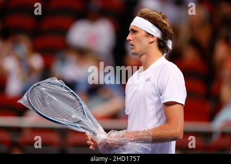 Sydney, Australien. 02nd Januar 2022. Alexander Zverev vom Team Deutschland mit einem neuen Schläger während des ATP Cups in der Qudos Bank Arena, Sydney Olympic Park Tennis Center, Sydney, Australien am 2. Januar 2022. Foto von Peter Dovgan. Nur zur redaktionellen Verwendung, Lizenz für kommerzielle Nutzung erforderlich. Keine Verwendung bei Wetten, Spielen oder Veröffentlichungen einzelner Clubs/Vereine/Spieler. Kredit: UK Sports Pics Ltd/Alamy Live Nachrichten Stockfoto