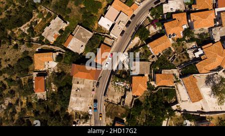 Luftaufnahme des Küstendorfes und des Strandes von Dhermi Albanien Stockfoto