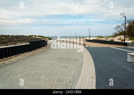 Gehweg zum Ostseestrand in Liepaja. Stockfoto