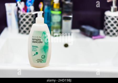 Avon einfach zarte Hautcreme in einer Flasche im Badezimmer Stockfoto