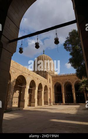 Lampen im Innenhof der Sultan Al-Ashraf Qaytbay Moschee und Mausoleum Stockfoto