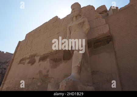 Große Statue am Karnak Tempel in Luxor, Ägypten Stockfoto