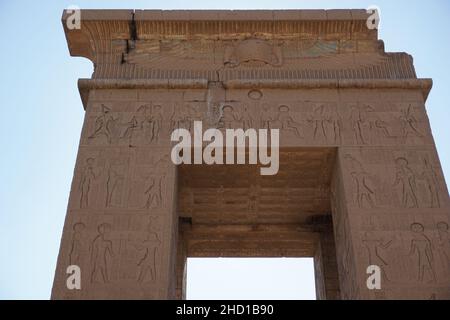 Großer Torbogen mit Hieroglyphen im Karnak-Tempel, Luxor, Ägypten Stockfoto