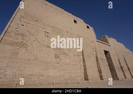 Mast am Eingang zum Totentempel von Ramses III in Luxor, Ägypten Stockfoto