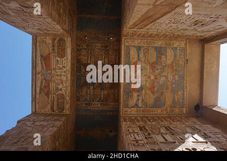 Hieroglyphen an der Decke eines alten ägyptischen Bogens Stockfoto