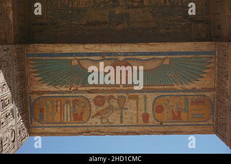 Gut erhaltene Hieroglyphen am Tempel von Ramses III, Luxor, Ägypten Stockfoto