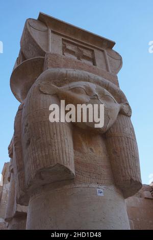 Nahaufnahme einer Statue des Kopfes der Hatschepsut im Totentempel, Luxor, Ägypten Stockfoto