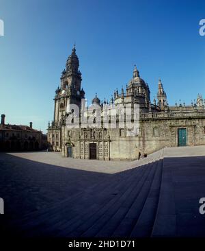 PUERTA SANTA TAMBIEN LLAMADA DEL PERDON (SIGLO XVII) UTILIZANDO ESTATUAS REALIZADAS POR EL MAESTRO MATEO PARA EL CORO ROMANICO (SIGLO XII). AUTOR: GONZALEZ DE ARAUJO FRANCISCO. Lage: CATEDRAL-EXTERIOR. SANTIAGO DE COMPOSTELA. A CORUÑA. SPANIEN. ST. THEODORE. ATHANASIUS. APOSTOL SANTIAGO PEREGRINO. Stockfoto