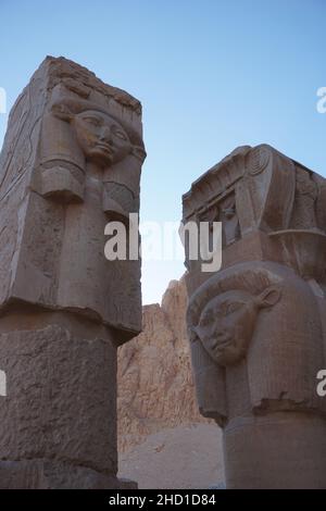 Säulen mit dem Kopf der Hatschepsut am Totentempel in Luxor, Ägypten Stockfoto