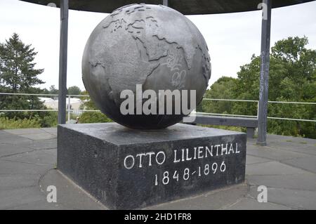 Die Otto-Lilienthal-Gedenkstätte in Lichterfelde, Berlin, Deutschland - 17. August 2021. Stockfoto