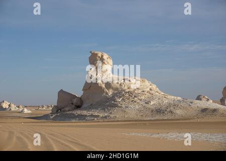 Sphinx-förmige Felsformation in der weißen Wüste, Ägypten Stockfoto