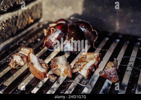 Südamerikanisches Barbecue mit verschiedenen Schnitten von Kalb und Blutwurst Stockfoto