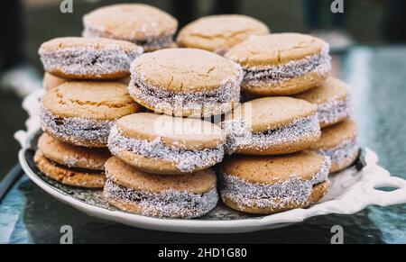 Ein Teller voller Maisstärke-Alfajores gefüllt mit Dulce de leche. Typisch südamerikanisches Dessert. Stockfoto