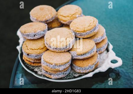 Ein Teller voller Maisstärke-Alfajores gefüllt mit Dulce de leche. Typisch südamerikanisches Dessert. Stockfoto