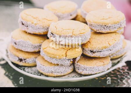 Ein Teller voller Maisstärke-Alfajores gefüllt mit Dulce de leche. Typisch südamerikanisches Dessert. Stockfoto