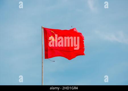 Das rote Banner des Sieges im Zweiten Weltkrieg entwickelt sich im Wind gegen einen klaren Himmel Stockfoto