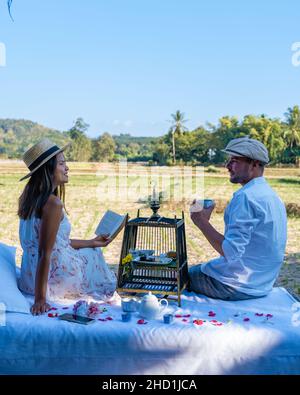 Ehepaar im Urlaub in Nan Thailand mit Kaffee und Tee und Blick über die Landschaft von Nan Thailand. Asien Stockfoto