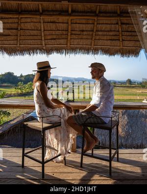 Ehepaar im Urlaub in Nan Thailand mit Kaffee und Tee und Blick über die Landschaft von Nan Thailand. Asien Stockfoto