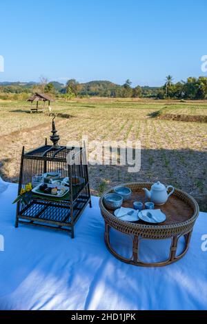 High Tea mit Blick über die Reisfelder Landschaft von Nan Thailand. Schönes Reisfeld Nan Thailand Stockfoto