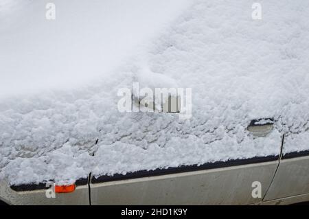 Fragment der Karosserie mit nassem Schnee bedeckt. Großer Platz zum Schreiben Stockfoto