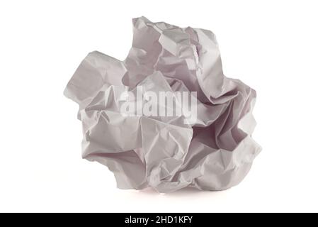 Papierkugel oder -Kugel. Isoliertes zerknittertes Blatt Schreibpapier, beflecktes Blatt Papier mit runder Form. Stockfoto