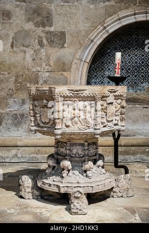 Die gotisch-Renaissance-Schrift aus dem Jahr 16c in der Sé Velha (Alte Kathedrale), Coimbra, Portugal, mit einem Relief, das die Taufe Christi durch Johannes den Täufer zeigt Stockfoto