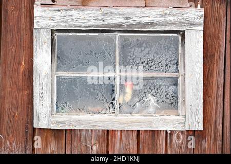 Altes Fenster in der Scheune ein kalter Wintertag Stockfoto