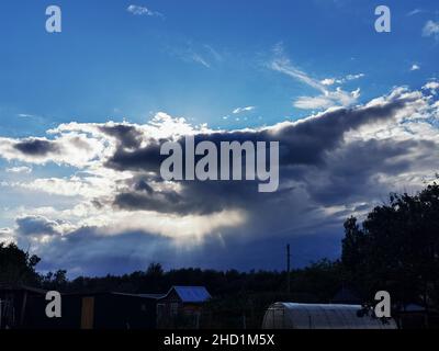 Schöne Wolken am Himmel, die die Sonne bedecken Stockfoto