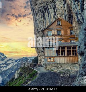 Ebenalp, Schweiz - Mai 2017: Berühmtes Berggasthaus Aescher mitten auf dem Wanderweg. Berggasthaus Aescher ist ein 170 Jahre alter Gastus Stockfoto