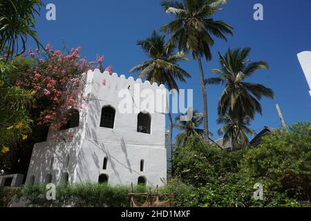 Traditionelles suaheli-Haus, umgeben von üppiger Vegetation in Shela, Lamu Island, Kenia Stockfoto