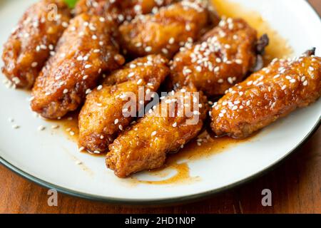 Gebratenes Huhn mit koreanischer würziger Sauce und weißem Sesam Stockfoto