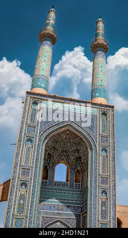 Yazd, Iran - 2019. Mai: Minarette der Jameh-Moschee von Yazd. Die Jameh-Moschee von Yazd ist die große, Gemeindemoschee der Stadt Yazd Stockfoto