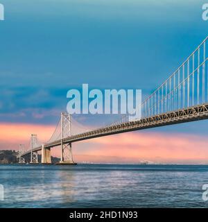 San Francisco, CA, USA - 2019. August: Panoramablick auf die San Francisco Bay Bridge. Auch bekannt als die San Francisco - Oakland Bay Bridge, ist ein Komplex o Stockfoto