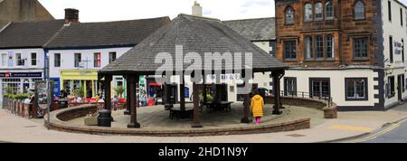 Personen außerhalb des Verwaltungsrats und des Elbow Pub, Penrith Town, Cumbria, England, Großbritannien Stockfoto