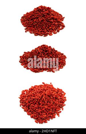 Gruppe von roten Beeren Goji isoliert auf einem weißen Hintergrund. Stockfoto