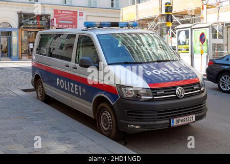 Wien, Österreich - Juni 17 2018: Polizeiwagen in einer Straße im Stadtzentrum geparkt. Stockfoto