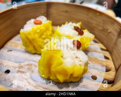 SIU Mai, eine der Dim Sum Yum Cha, Schwein- und Garnelenknödel im Restaurant Stockfoto