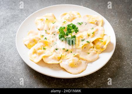 Ravioli-Pasta mit Pilzsahnesauce und Käse – italienische Küche Stockfoto