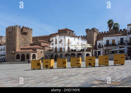 Cáceres Spanien - 09 12 2021: Blick auf die Plaza Mayor in der Innenstadt von Cáceres, mit einer Skulptur aus Briefen, die Cáceres identifizieren, Touristen, die spazieren i Stockfoto